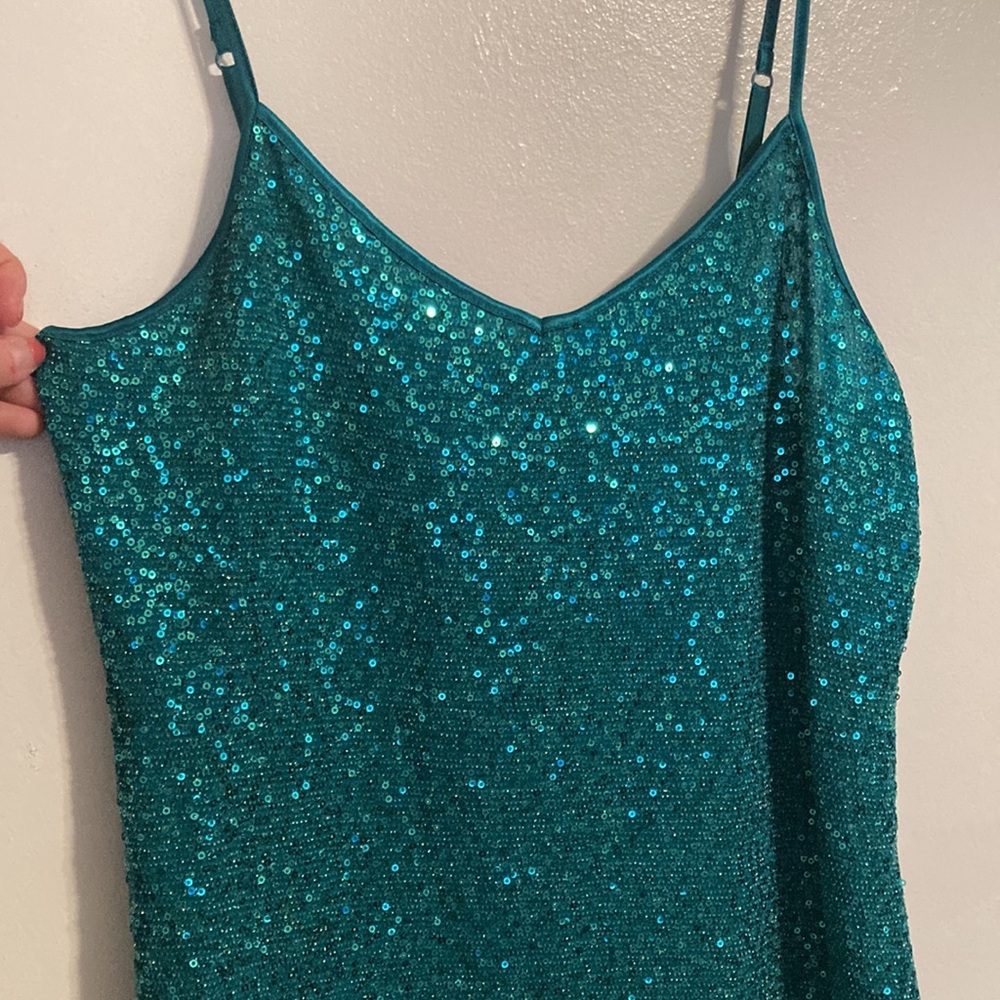 🟪 Express Women’s Green Sequin Adjustable Strap Camisole (size M) - Picture 3 of 7